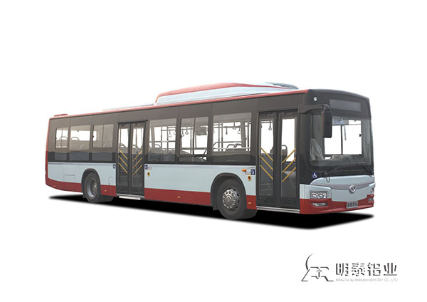 ?行驶在城市中的铝制客车，携手共筑绿色城市
