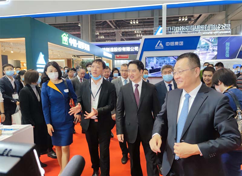 全国政协常委、中国有色金属工业协会党委书记葛红林等领导到公司展位参观指导